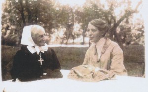 Schwester Coelestine Geucke und Bertchen Möller im Sommer 1928