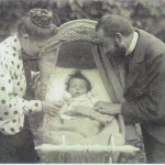 Elisabeth und Wilhelm Möller mit ihrer ersten Tochter Grete im Sommer 1904 in Schlieben